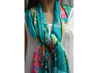 Turquoise wollen sjaal met veelkleurige bloemen en dieren