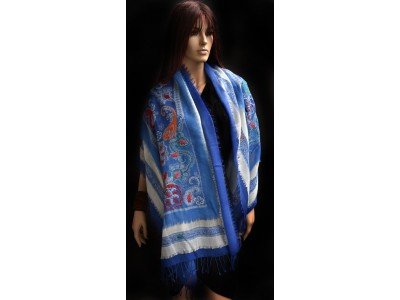 Wollen sjaal of stola, bohemian, blauw en offwhite, met franjes op alle laagjes rondom