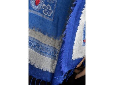 Wollen sjaal of stola, bohemian, blauw en offwhite, met franjes op alle laagjes rondom