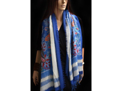 Wollen sjaal of stola, bohemian, blauw en offwhite, met franjes op alle laagjes rondom