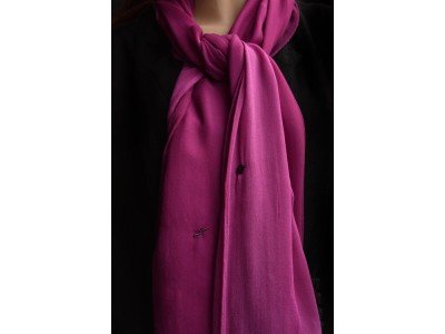 Donker en licht roze chiffon zijden sjaal ineen, met kraaltjes vastgemaakt