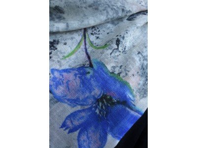 Chique en elegante wollen sjaal of stola, bloemen met vrolijke kleuren, pailletjes