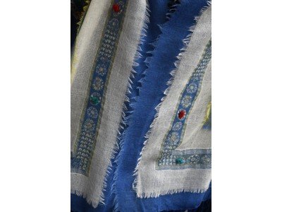 Wollen sjaal of stola, bohemian, blauw en offwhite en een beetje geel 