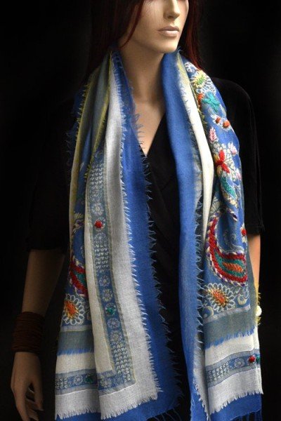 Wollen sjaal of stola, bohemian, blauw en offwhite en een beetje geel 