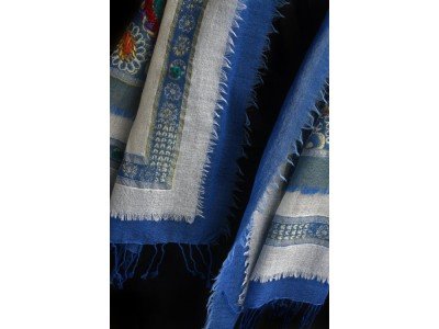 Wollen sjaal of stola, bohemian, blauw en offwhite en een beetje geel 