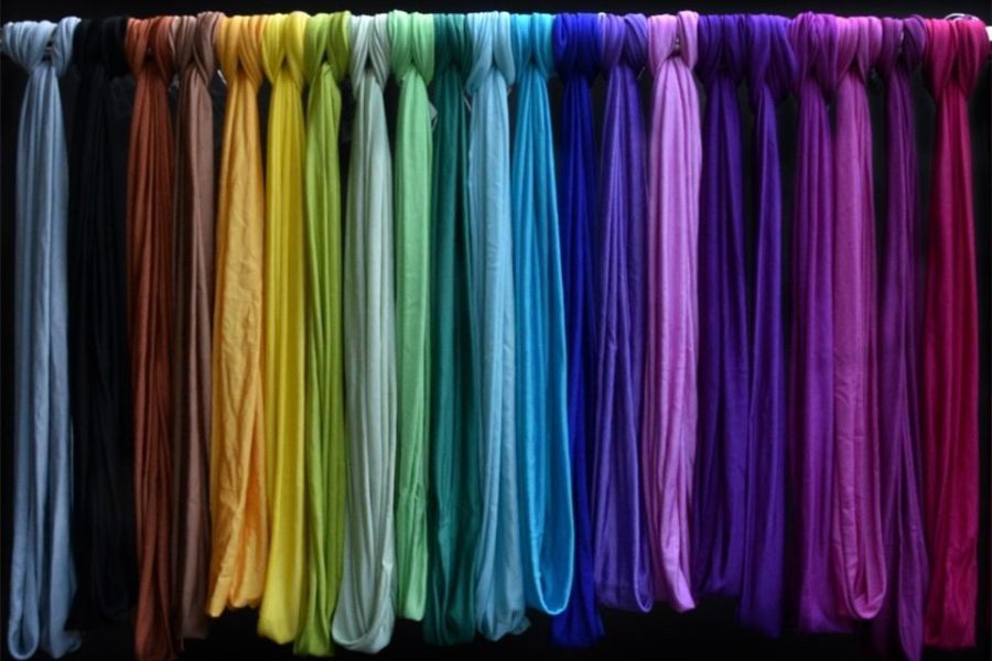 Ronde sjaaltjes van zijden jersey; handgeverfd